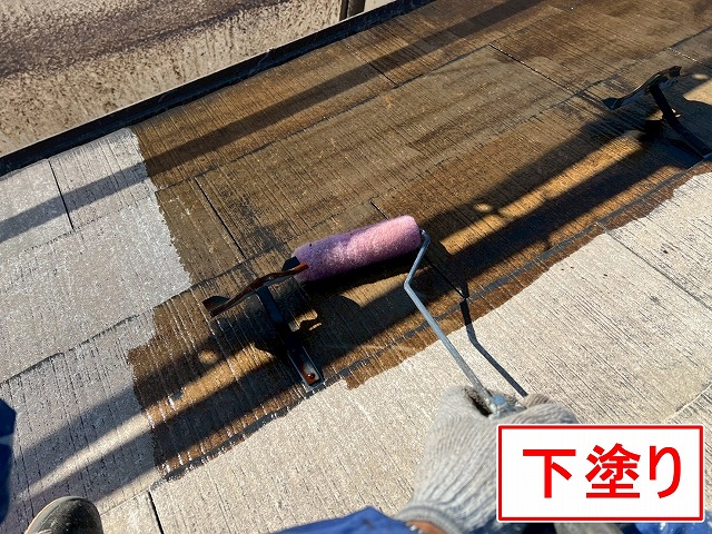 中巨摩郡昭和町でスレート屋根塗装時にファインパーフェクトベスト強化シーラーで下塗りを行う様子