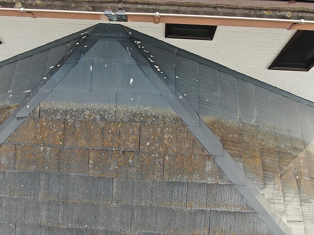 中巨摩郡昭和町でコロニアル屋根にファインパーフェクトベストを塗装する様子（ラジカル塗装）