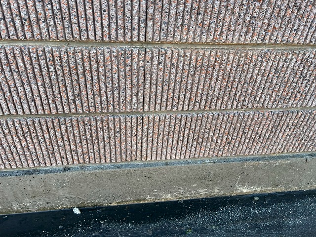 中巨摩郡昭和町で黒ずみの目だつ玄関前の塀（擁壁）の高圧洗浄を行う様子