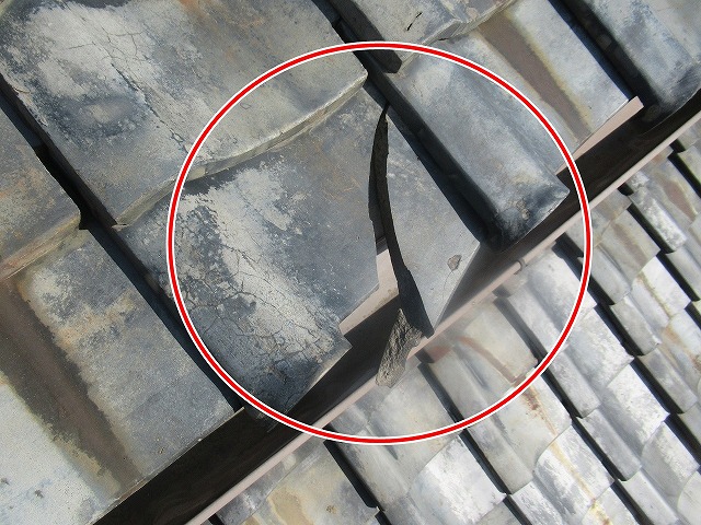 南アルプス市で瓦屋根のドローン調査時に確認された平瓦の割れ（破損）