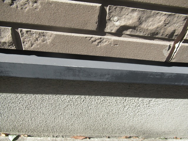 甲府市で土台水切りの塗膜が劣化し、色あせ（退色）している様子