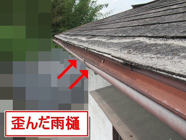南アルプス市で雪の重みで歪んだ雨樋