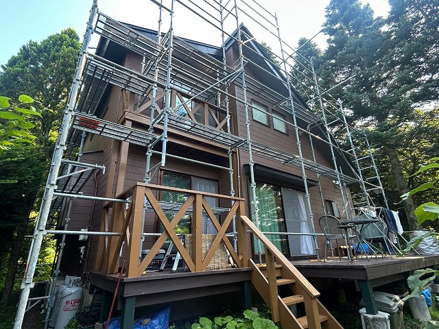 足場設置後の全景