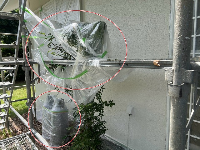 植木と屋外機器の養生