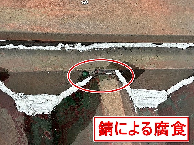 南部町で錆による腐食穴のある工場（倉庫）の金属波板屋根（折板屋根）