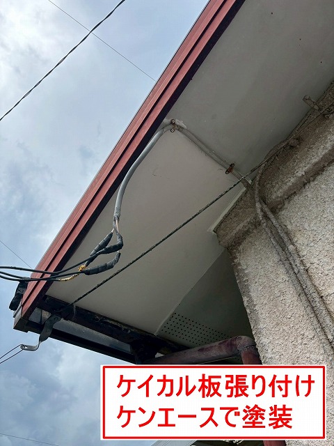北杜市で穴の開いた軒天の張替工事ビフォーアフター