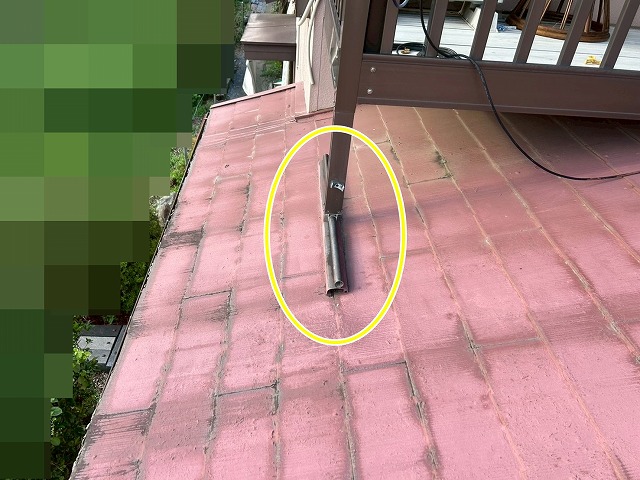 都留市で下屋根（ベランダ周辺）に粘着層付の改質アスファルトルーフィングを設置する様子