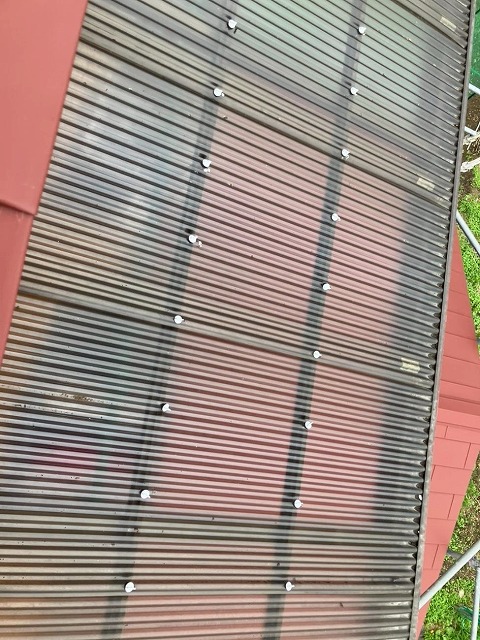 都留市でベランダ（バルコニー）の屋根にポリカ波板が使用されている様子