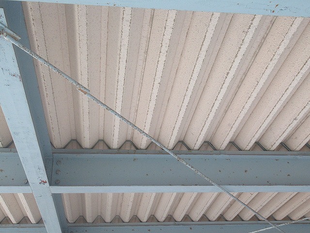 山梨市で車庫の折板屋根の塗膜が剥がれて結露が発生しやすい状態