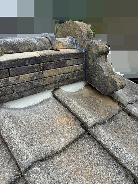 山梨市で崩壊した棟瓦の積み直し工事（シルガード使用）を行う様子