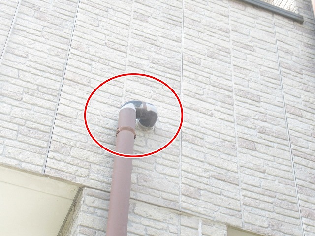 西八代郡市川三郷町で雨樋に色あせ・金具のサビがある様子