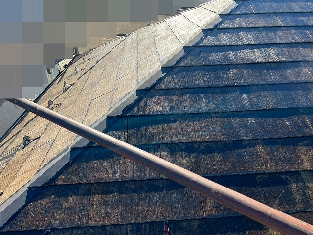 中巨摩郡昭和町でスレート屋根塗装時にファインパーフェクトベスト強化シーラーで下塗りを行う様子