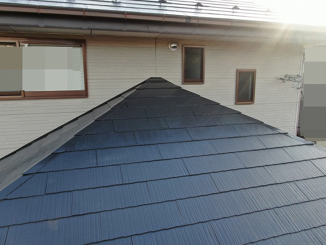 中巨摩郡昭和町でコロニアル屋根にファインパーフェクトベストを塗装する様子（ラジカル塗装）