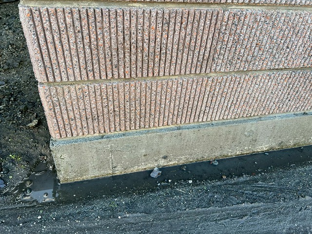 中巨摩郡昭和町で黒ずみの目だつ玄関前の塀（擁壁）の高圧洗浄を行う様子