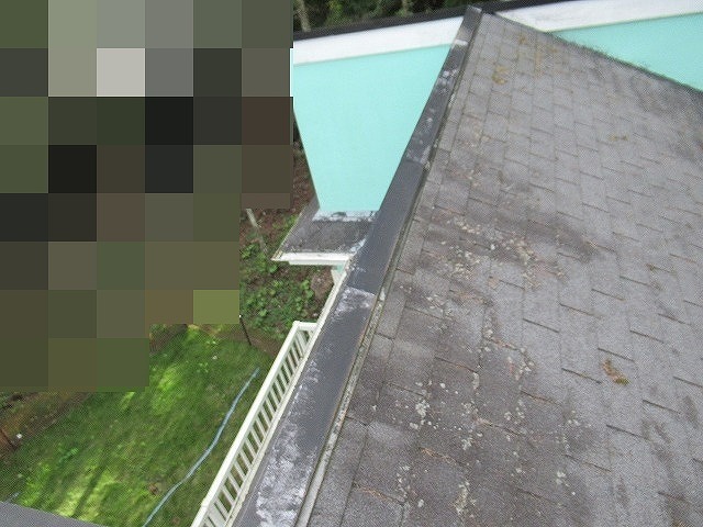 南都留郡鳴沢村でアスファルトシングル屋根の板金が色あせている様子