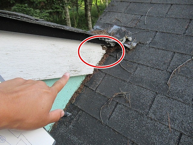 南都留郡鳴沢村で木製（木材）の破風・鼻隠しが剥がれている様子