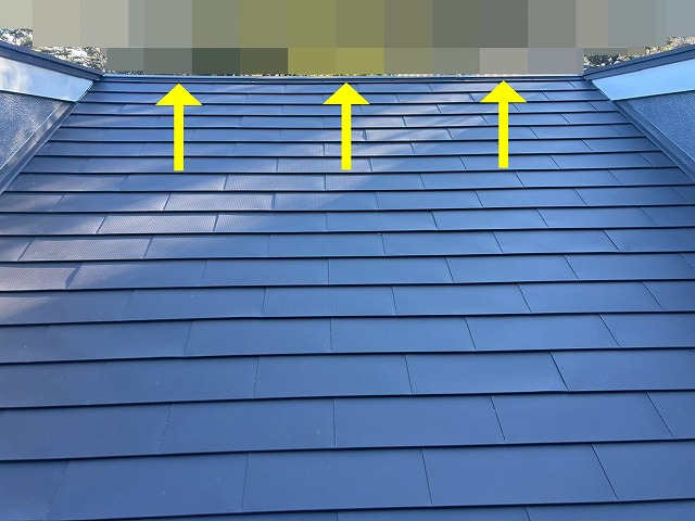 南都留郡鳴沢村で屋根カバー工法の際に板金を設置する様子（片流れ・寄棟・切妻の複合屋根）