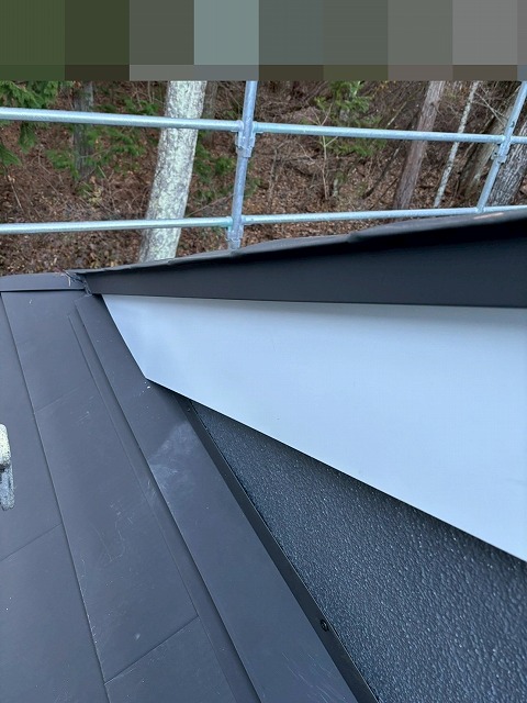 南都留郡鳴沢村で破風板カバー工事（板金巻き）を行う様子（ガルバリウム鋼板使用）