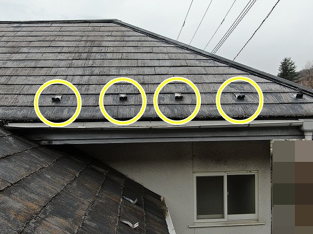 甲府市でコロニアル屋根に設置された雪止め（錆や色あせあり）