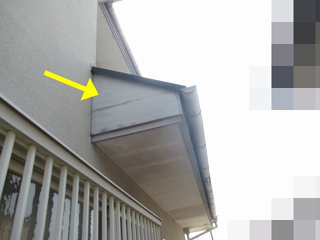 甲府市で住宅の破風がカビて黒ずんでいる様子