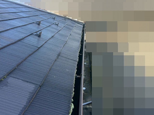 南アルプス市で軒先に苔が繁殖しているスレート屋根（コロニアル屋根）