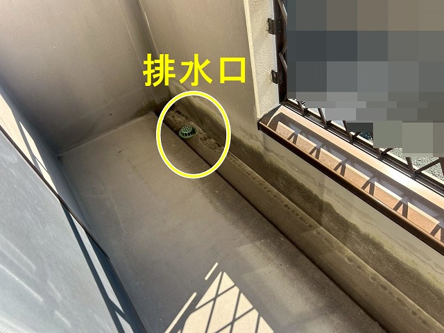 南アルプス市でベランダ床の防水（ドレン・排水口）の経年劣化を調査する様子