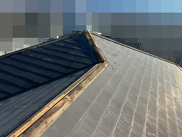 南アルプス市で棟板金の下地（貫板）が腐食している（腐っている）様子