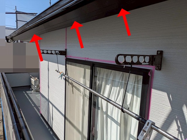 甲府市で破風・鼻隠しに無機塗料（グランセラシリーズ）で塗装する様子