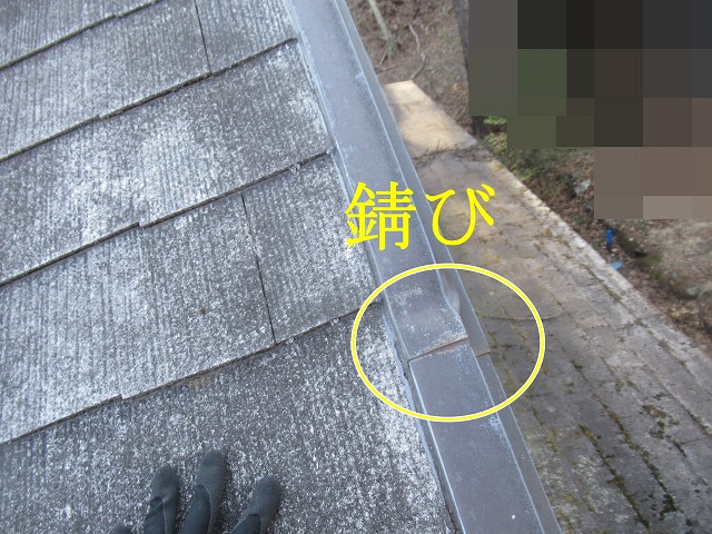 北杜市でスレート屋根（コロニアル）の棟板金に錆び・釘が浮いている様子