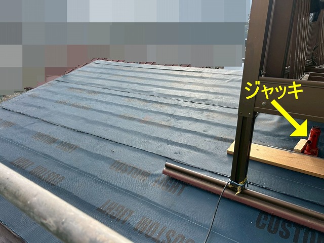 都留市で下屋根（ベランダ周辺）に粘着層付の改質アスファルトルーフィングを設置する様子