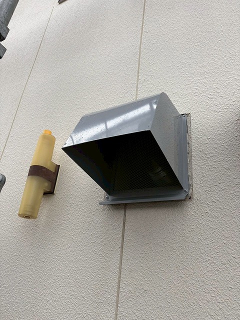 南アルプス市でキッチンのレンジフード（換気扇・換気フード）を交換する様子