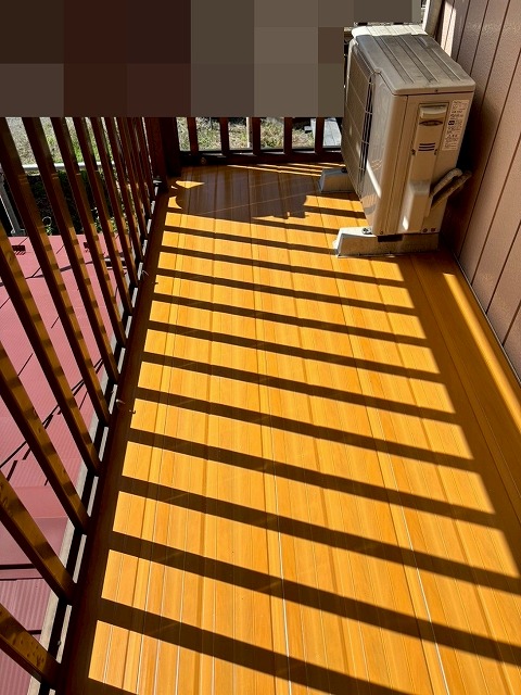 都留市でベランダ（バルコニー）の床材を交換する様子