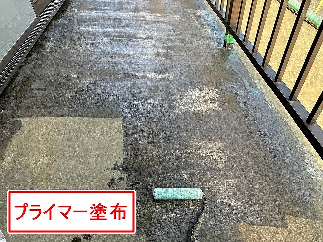 甲府市でベランダ（バルコニー）防水にプライマーを塗布する様子