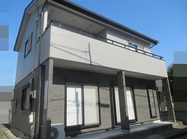 甲府市でサイディング外壁の塗装前にカラーシミュレーションを使用する様子