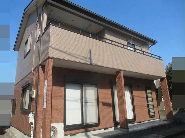甲府市でサイディング外壁の塗装前にカラーシミュレーションを使用する様子