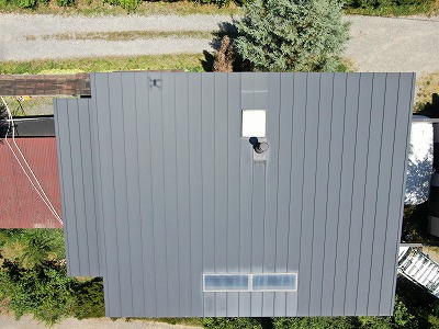 北杜市の別荘エリアでガルバリウム鋼板立平葺き屋根のドローン点検