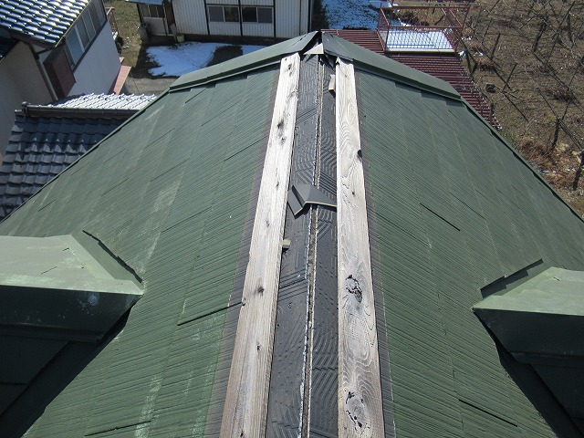 中央市の急勾配の屋根で棟板金が飛散し応急処置を行いました