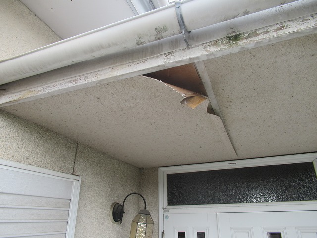 韮崎市の戸建て住宅で軒天井からの雨漏れの原因を突き止めました！