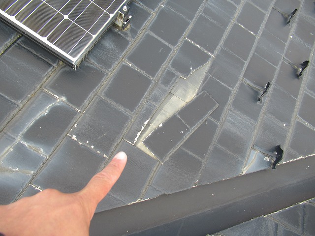 富士吉田市でスレート材が破損したため、屋根カバー工事のお見積りに伺いました！