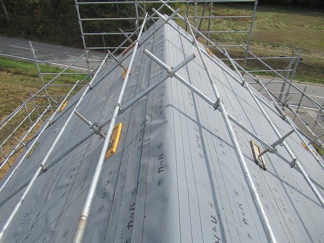 北杜市の新築住宅でガルバリウム鋼板による屋根設置工事を行っております！