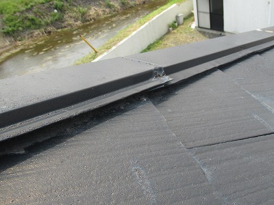 甲府市　屋根調査　塗膜劣化　棟板金浮き