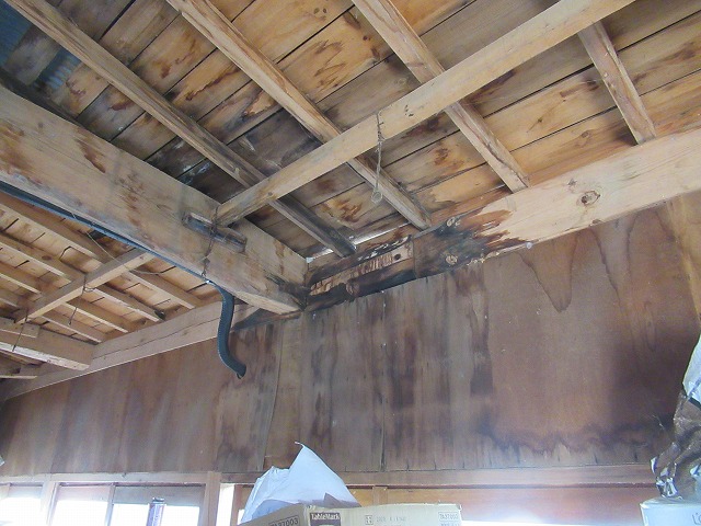 北杜市の古民家で雨漏れが発生し、屋根張替えをご提案しました