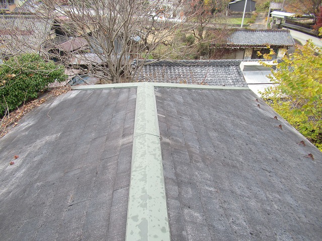 北杜市で屋根点検のご依頼をいただき、スレートと棟板金の破損を発見しました。
