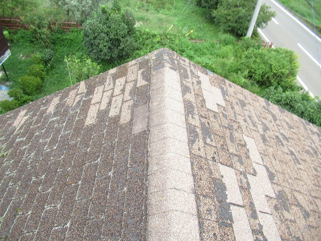 北杜市で経年劣化のため、雨漏れが発生したアスファルトシングル材の屋根調査を行いました！