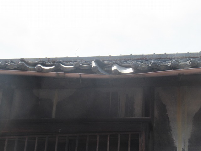 鳴沢村で瓦が落下しかけて危ないとお問い合わせがあり、現地確認に伺いました