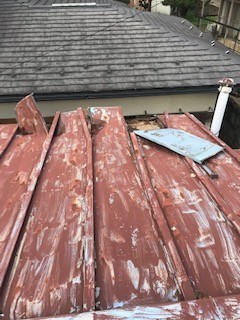 台風　トタン屋根