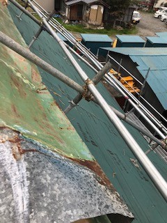 甲府市　急勾配の茅葺屋根にカバー工法での工事です。
