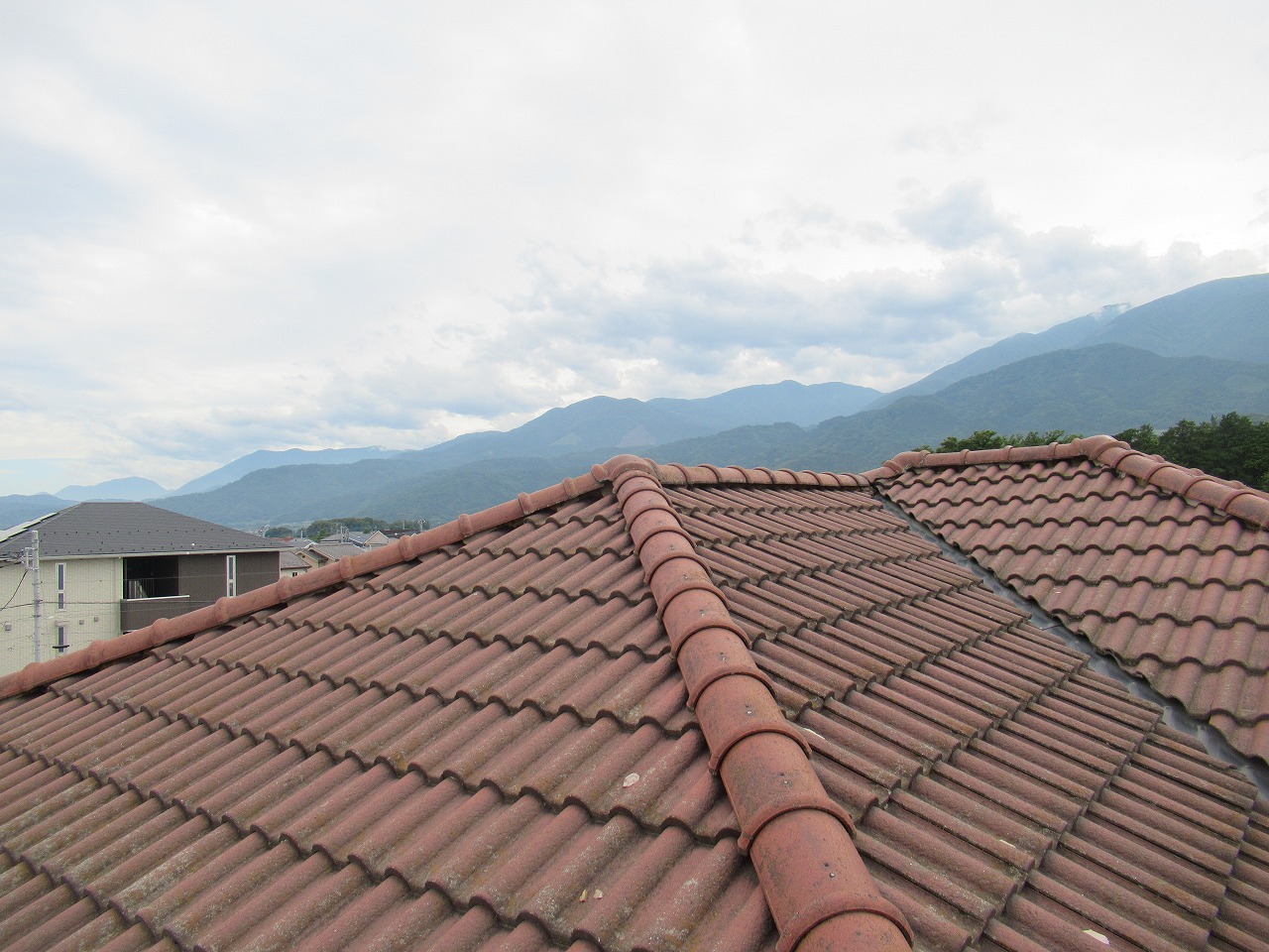 南アルプス市のモニエル瓦の2階建て住宅で屋根の点検を行いました！