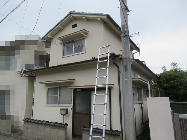 甲府市　雨樋凹みが見られる