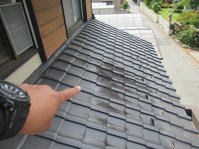 市川三郷町で雨樋歪みとトタン屋根のサビの修理のお見積り伺いました